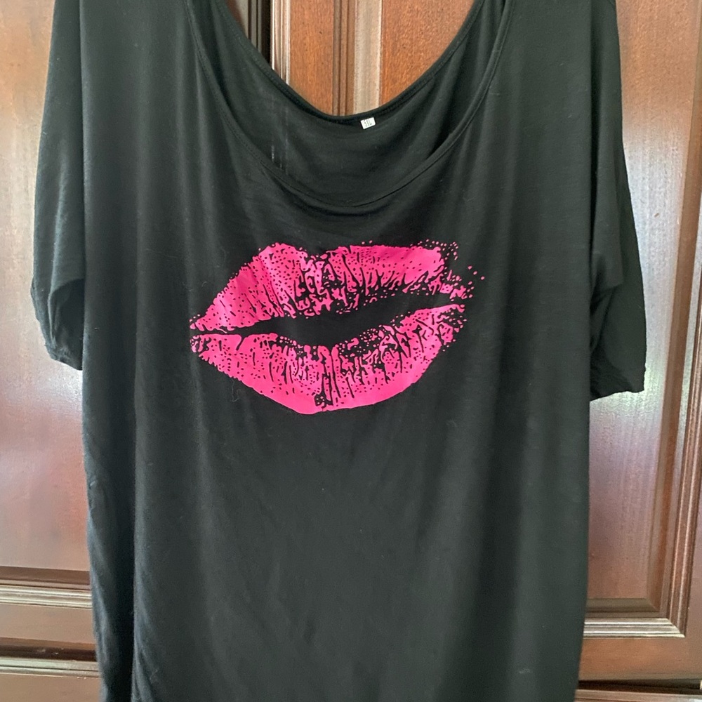 Black Top with Pink Lips Design